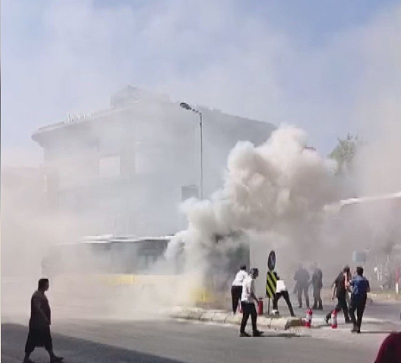 Sancaktepe'de seyir halindeki İETT otobüsünde yangın çıktı