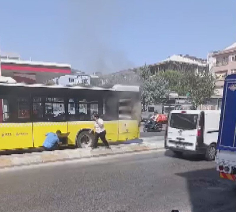 Sancaktepe'de seyir halindeki İETT otobüsünde yangın çıktı