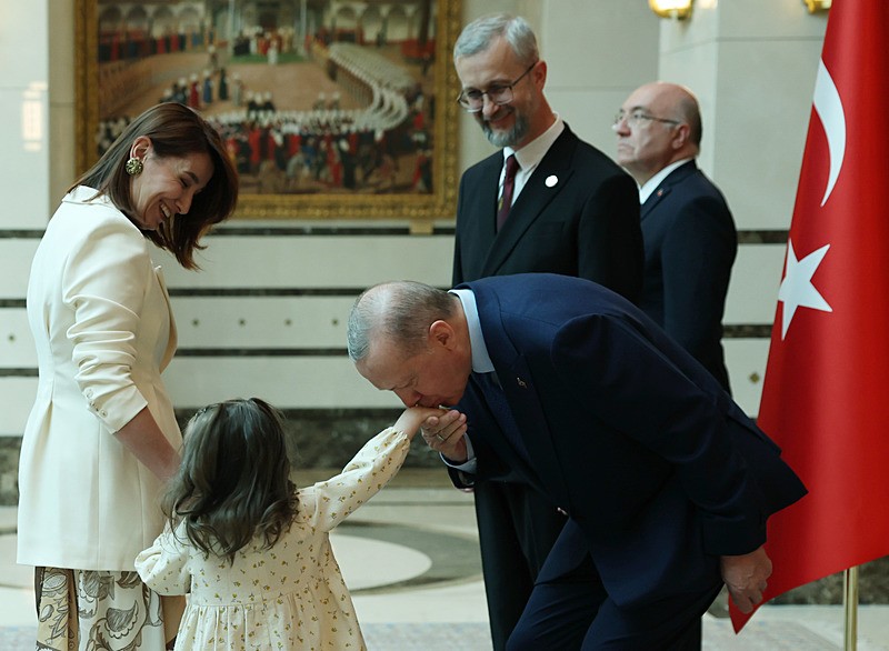 Başkan Erdoğan, Ukrayna Büyükelçisi Nariman Celalov ve ailesini Cumhurbaşkanlığı Külliyesinde kabul etti.