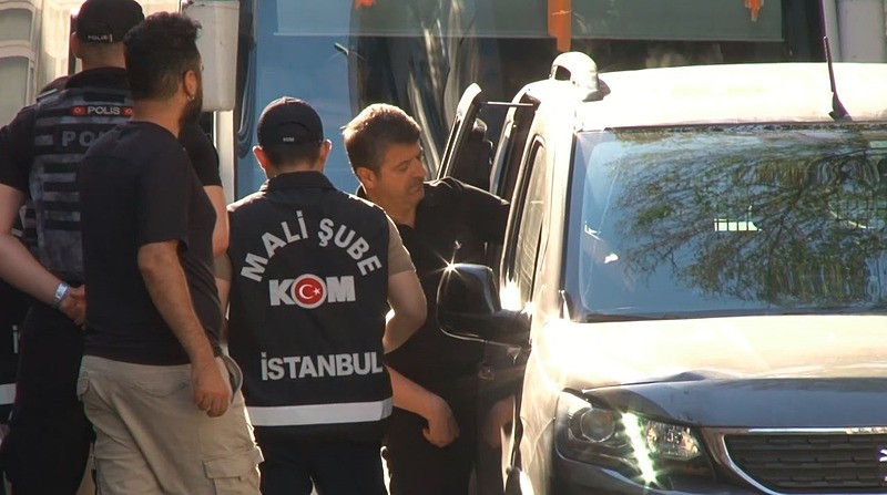  Adana Büyükşehir Belediye Başkanı Zeydan Karalar ve Adıyaman Belediye Başkanı Abdurrahman Tutdere, İstanbul'a getirilerek sağlık kontrolünden geçirildi.