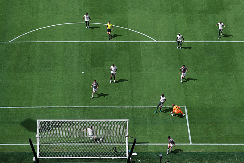 Marc Cucurella topu çizgiden çıkardı (AFP)