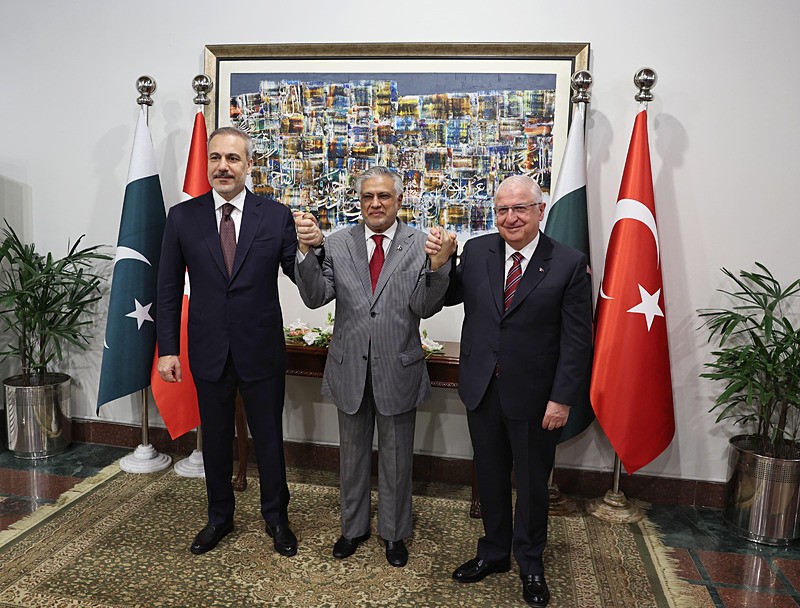 Dışişleri Bakanı Hakan Fidan, Pakistan'ın başkenti İslamabad'da Pakistan Başbakan Yardımcısı ve Dışişleri Bakanı Muhammed İshak Dar ile görüştü