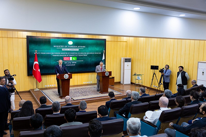 Dışişleri Bakanı Hakan Fidan, Pakistan'ın başkenti İslamabad'da Pakistan Başbakan Yardımcısı ve Dışişleri Bakanı Muhammed İshak Dar ile görüştü