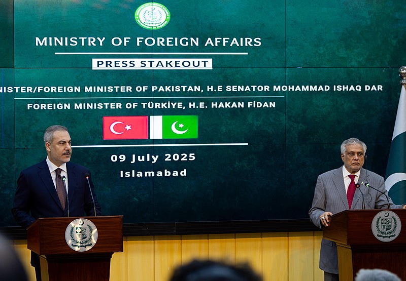 Dışişleri Bakanı Hakan Fidan, Pakistan'ın başkenti İslamabad'da Pakistan Başbakan Yardımcısı ve Dışişleri Bakanı Muhammed İshak Dar ile görüştü