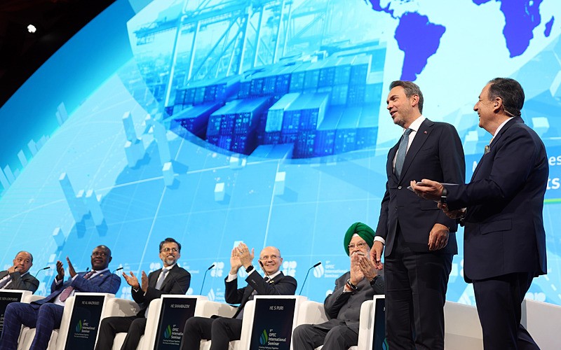 nerji ve Tabii Kaynaklar Bakanı Alparslan Bayraktar, Avusturya'nın başkenti Viyana'da ʺBirlikte Yol Haritaları Çizmek: Küresel Enerjinin Geleceğiʺ temasıyla düzenlenen 9. OPEC Uluslararası Semineri'ne katıldı (Fotoğraf: AA)