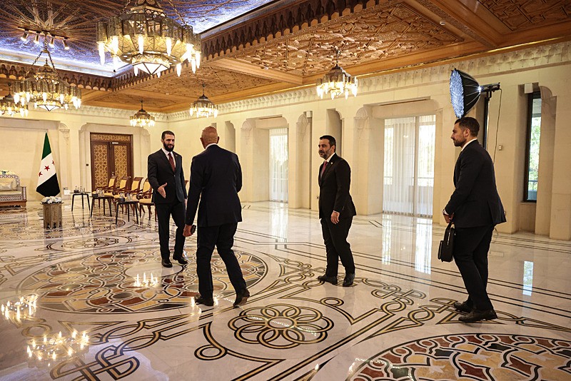Ahmed Şara, Şam'da Cumhurbaşkanlığı Sarayı'nda Tom Barrack'ı karşılıyor, EPA