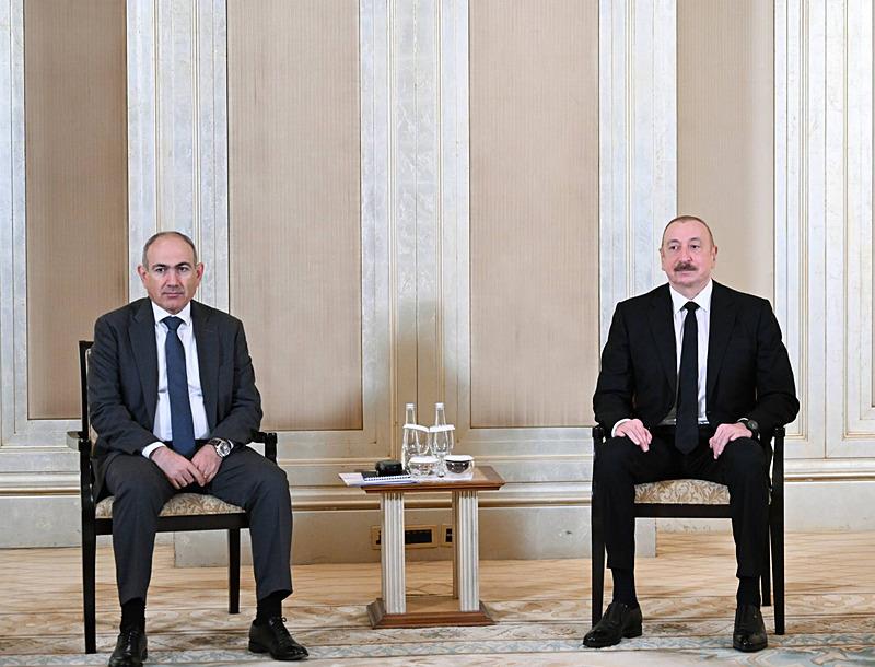 Aliyev ve Paşinyan, Abu Dabi'de bir araya geldi (Takvim foto arşiv)