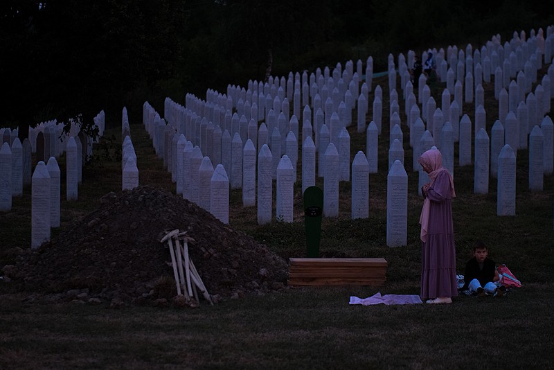 Potoçari Anıt Mezarlığı'nda Srebrenitsa Soykırımı kurbanlarına dua, AA