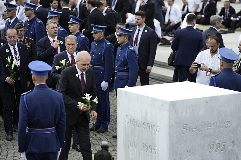Bosna Hersek'in doğusundaki Srebrenitsa'da 1995'te Sırp birliklerince yapılan ve 8 binden fazla Boşnak sivilin acımasızca katledildiği soykırımın 30'uncu yılı dolayısıyla anma programı düzenlendi. Anma programına gelen TBMM Başkanı Numan Kurtulmuş, Potoçari Anıt Mezarlığı'nda bulunan anıta çiçek bıraktı (Fotoğraf: AA)