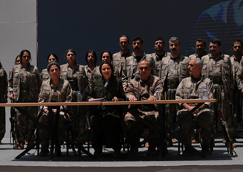 PKK elebaşlarından Bese Hozat'ın da olduğu 30 kişilik grup silah yaktı