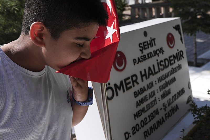 Şehit Ömer Halisdemir'in mezarı (AA)