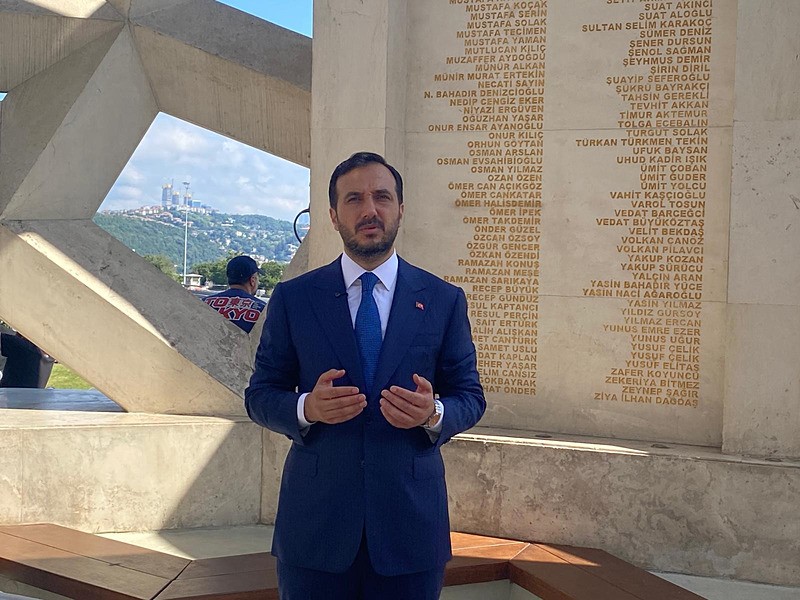 ak-parti-istanbul-il-baskani-ozdemir-15-temmuz-sehitler-anitina-ziyaret-milletimizin-darbelerle-sindirilemeyec-1752570492625.jpeg AK Parti İstanbul İl Başkanı Özdemir, 15 Temmuz Şehitler Anıtı'na ziyaret: Milletimizin darbelerle sindirilemeyecek kadar büyük bir yüreği var-1