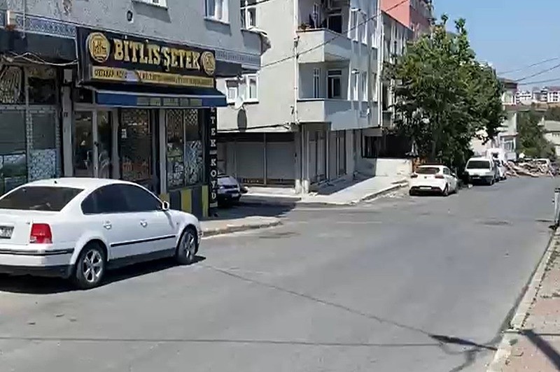 Küçükçekmece'de otomobil ile derneğin önüne gelen kişiler derneğe 18 el ateş ettikten sonra olay yerinden kaçtı (DHA)