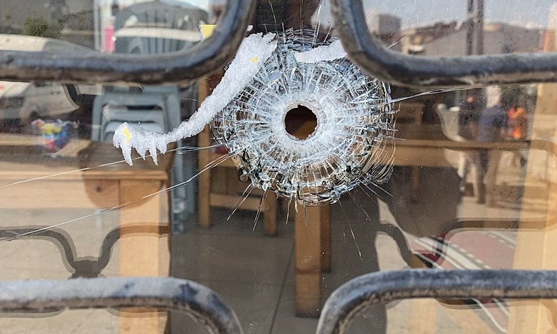 Küçükçekmece'de otomobil ile derneğin önüne gelen kişiler derneğe 18 el ateş ettikten sonra olay yerinden kaçtı (DHA)