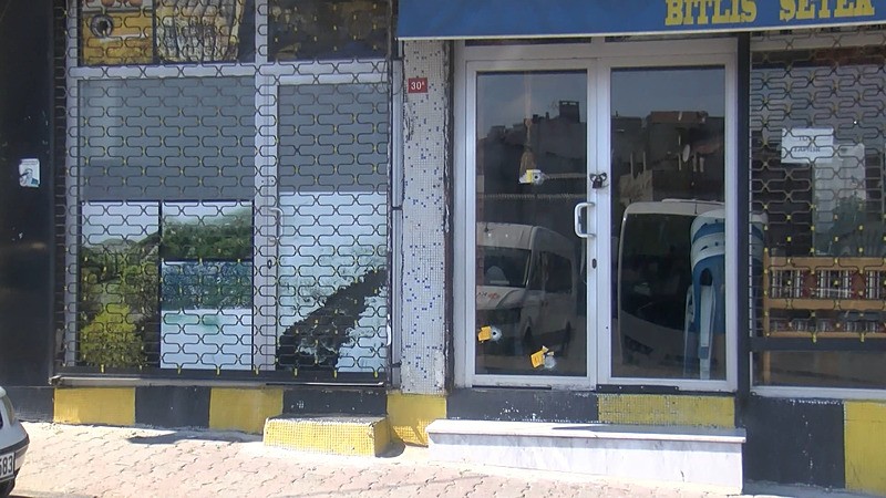 Küçükçekmece'de otomobil ile derneğin önüne gelen kişiler derneğe 18 el ateş ettikten sonra olay yerinden kaçtı (DHA)