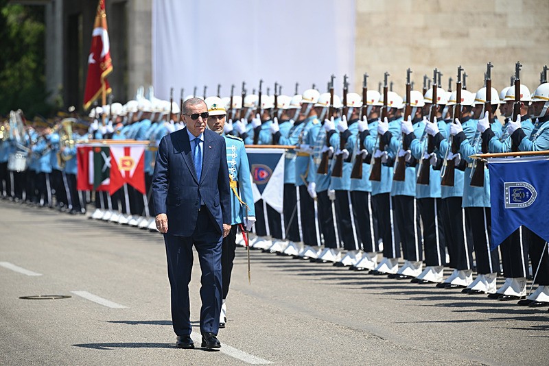 Başkan Recep Tayyip Erdoğan, TBMM'de düzenlenen 15 Temmuz Demokrasi ve Milli Birlik Günü anma programına katıldı. Cumhurbaşkanı Erdoğan, tören mangasını selamladı. (Fotoğraf: AA)