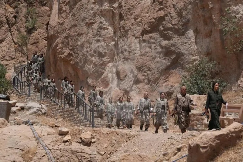 PKK, Süleymaniye'de silahlarını yaktı