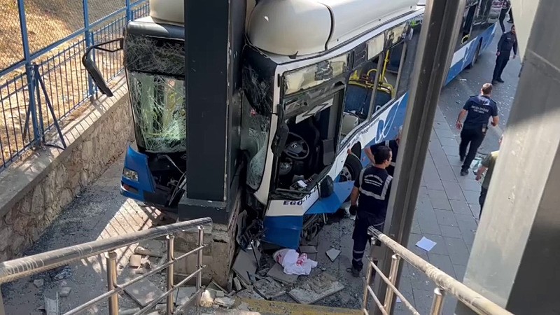 Ankara'da belediye otobüsünün karıştığı zincirleme trafik kazasında ilk belirlemelere göre 20 kişi yaralandı