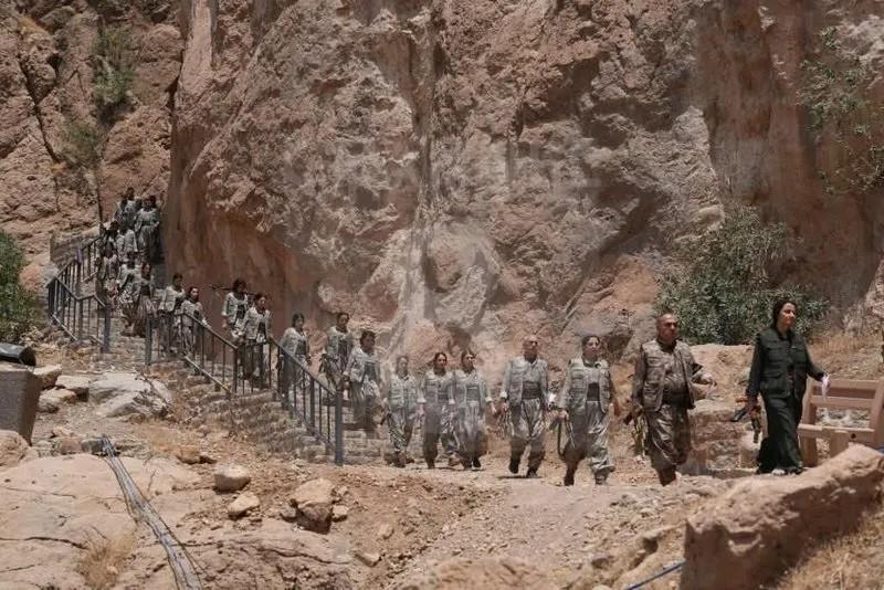 PKK, Süleymaniye'de silahlarını yaktı