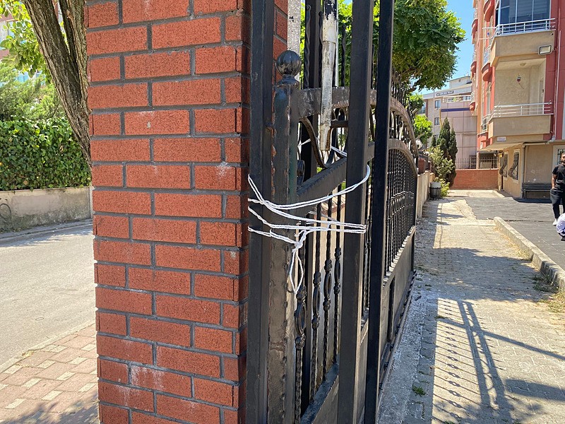 İstanbul'da üzerine kapı düşen 10 yaşındaki Eymen hayatını kaybetti (İHA)