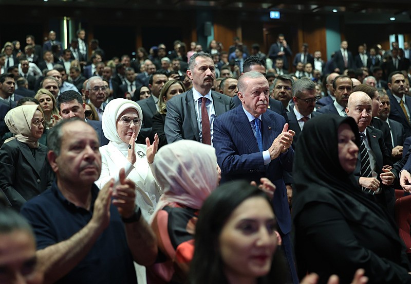 Cumhurbaşkanı Recep Tayyip Erdoğan, eşi Emine Erdoğan ile birlikte 15 Temmuz zaferi dolayısıyla Cumhurbaşkanlığı Külliyesi'nde düzenlenen ʺEn Uzun Geceʺ destanının ilk temsiline katıldı (Fotoğraf: İHA)