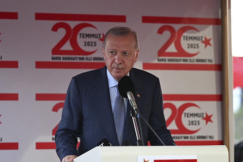 Başkan Recep Tayyip Erdoğan, Kuzey Kıbrıs Türk Cumhuriyeti (KKTC) Dr. Fazıl Küçük Bulvarı'nda düzenlenen 20 Temmuz Barış ve Özgürlük Bayramı Töreniʺne katıldı. Cumhurbaşkanı Erdoğan, törende konuşma yaptı. (AA)