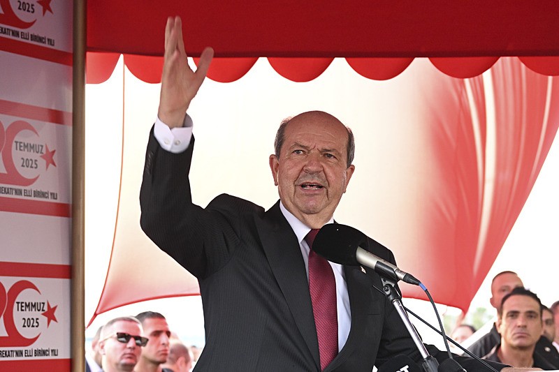 KKTC Cumhurbaşkanı Tatar, 20 Temmuz Barış ve Özgürlük Bayramı töreninde konuştu. (AA)