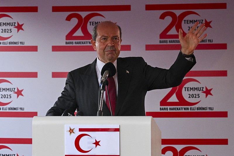 KKTC Cumhurbaşkanı Tatar, 20 Temmuz Barış ve Özgürlük Bayramı töreninde konuştu. (AA)