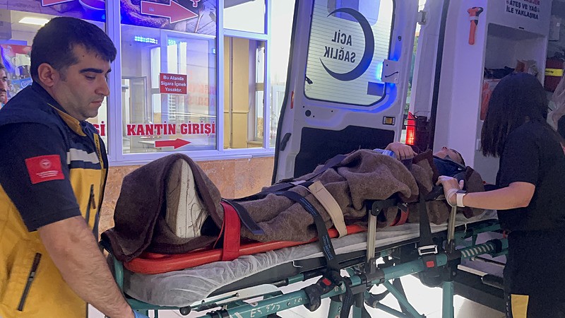 Sivas'ta yolcu otobüsü dağın yamacına çarptı.