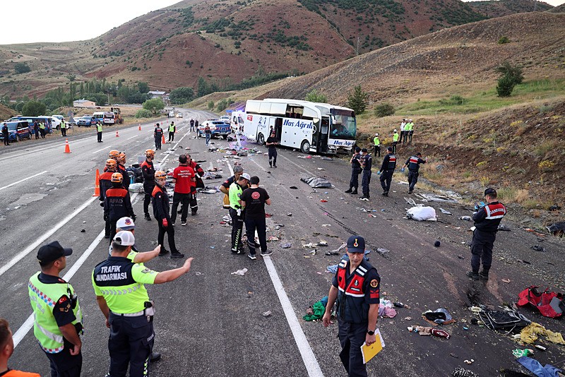 Sivas'ta yolcu otobüsü dağın yamacına çarptı. (AA)