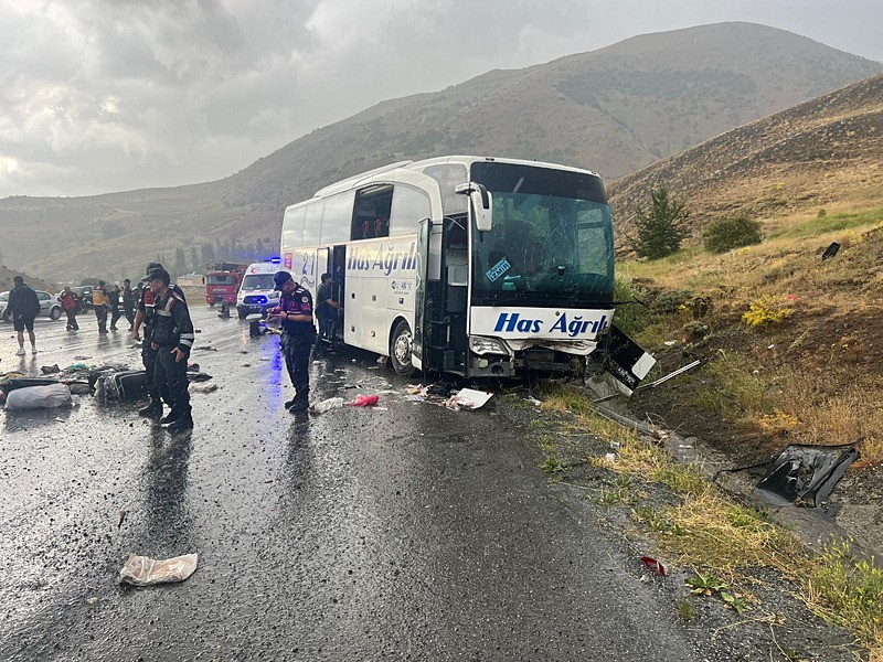 Sivas'ta yolcu otobüsü dağın yamacına çarptı. (AA)
