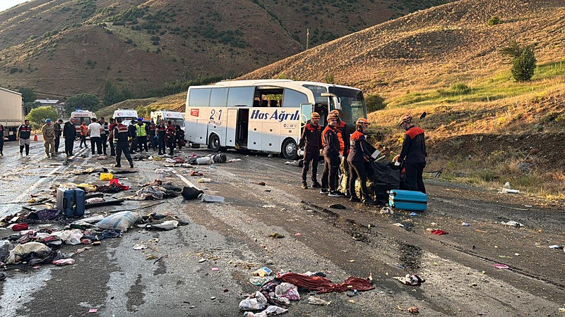 Sivas'ta yolcu otobüsü dağın yamacına çarptı. (AA)