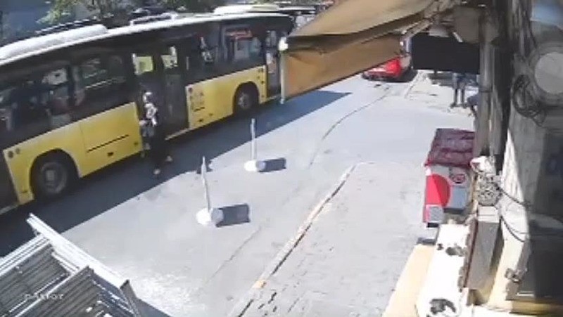 İETT otobüsünün kaza yaptığı an kameraya yansıdı (DHA)
