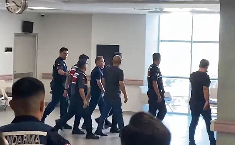 Antalya'da 'rüşvet' soruşturması kapsamında tutuklandıktan sonra Büyükşehir Belediye Başkanlığı görevinden uzaklaştırılan Muhittin Böcek, rahatsızlanınca götürüldüğü hastanede yaklaşık 1,5 saat kaldı (Fotoğraf: DHA)