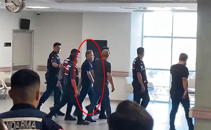 Antalya'da 'rüşvet' soruşturması kapsamında tutuklandıktan sonra Büyükşehir Belediye Başkanlığı görevinden uzaklaştırılan Muhittin Böcek, rahatsızlanınca götürüldüğü hastanede yaklaşık 1,5 saat kaldı (Fotoğraf: DHA)