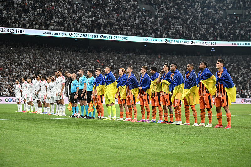 Shakhtarlı futbolcular, maç öncesindeki seremoniye Ukrayna bayrağı ile çıktı  (AA)