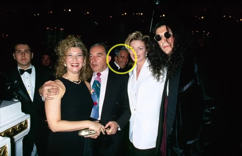 Alison Stern, Robin Leach, Jeffrey Epstein, Cecilia Nord ve Howard Stern, Aralık 1993'te Donald Trump'ın Marla Maples ile New York'taki düğününde görülüyor, Fotoğraf CNN'den alınmıştır
