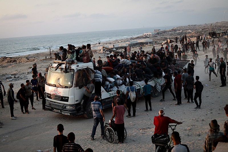 Gazze Şeridi'nin kuzeyindeki Zikim geçiş noktasından ulaşan insani yardımları almak üzere Sudaniyye bölgesindeki Sahil Yolu'nda toplanan Filistinliler, bölgede yoğunluk oluşturdu. Bazı Filistinliler, tırlardan yardım çuvalları aldı, AA