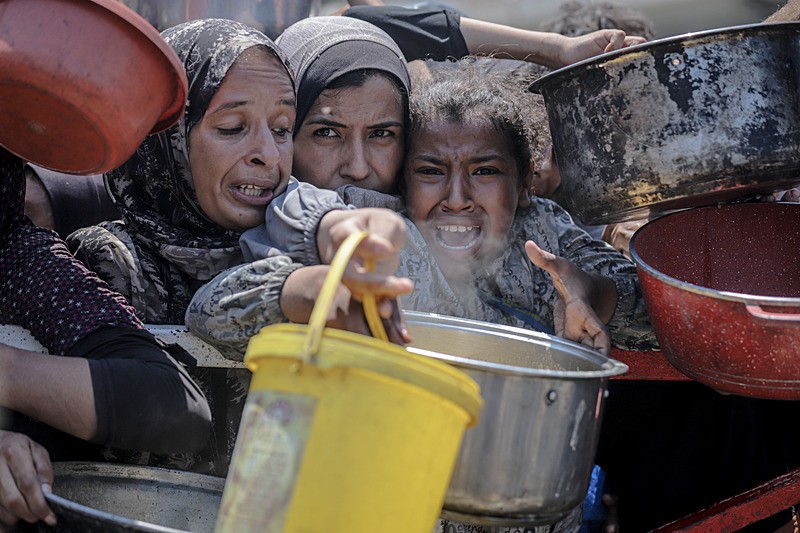 Gazze'de açlıkla mücadele Filistinliler, yemek alabilmek için sıcak havaya rağmen kuyrukta bekliyor, AA