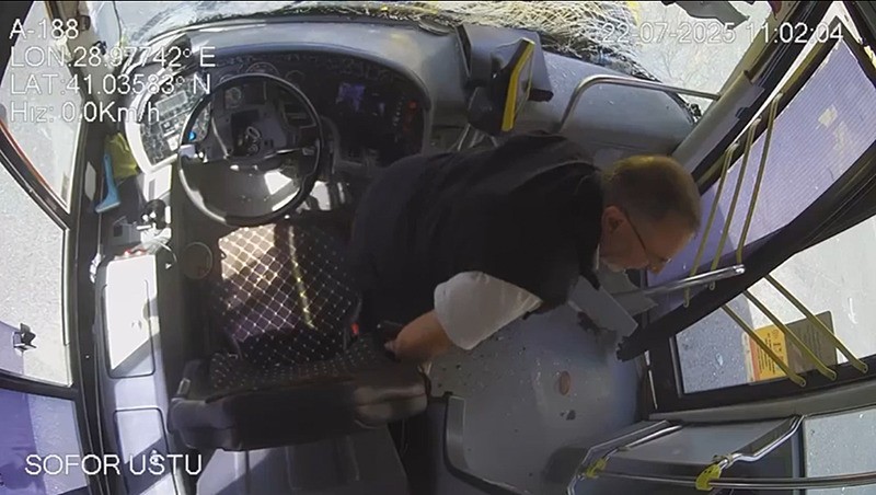 Beyoğlu'nda 1 kişinin öldüğü İETT otobüsü kazasının araç içi görüntüleri ortaya çıktı. (DHA)