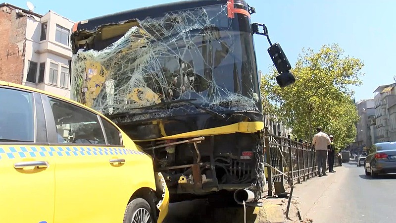 Beyoğlu'nda 1 kişinin öldüğü İETT otobüsü kazasının araç içi görüntüleri ortaya çıktı. (DHA)