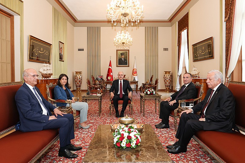 TBMM Başkanı Numan Kurtulmuş (ortada), TBMM Başkanvekilleri Bekir Bozdağ (sağ 2), Tekin Bingöl (solda), Pervin Buldan (sol 2) ve Celal Adan'ı (sağda) kabul etti (AA, Takvim.com.tr Arşiv)