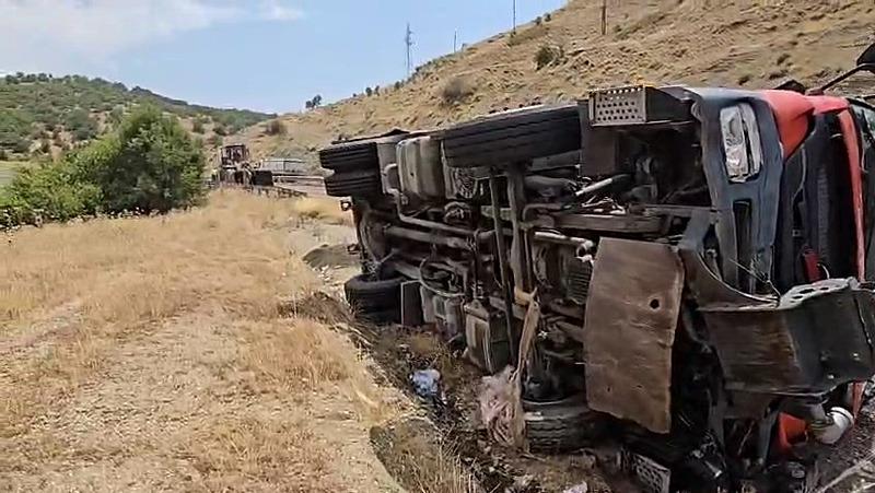 Diyarbakır'da yangına giden itfaiye aracı devrildi (takvim foto arşiv)