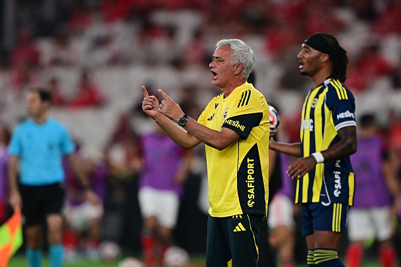 TAKVİM günler öncesinden krizi duyurmuştu! Fenerbahçe'de yönetimi ve Jose Mourinho arasında büyük gerilim. (FOTOĞRAF: AA)