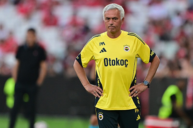 TAKVİM günler öncesinden krizi duyurmuştu! Fenerbahçe'de yönetimi ve Jose Mourinho arasında büyük gerilim. (FOTOĞRAF: AA)
