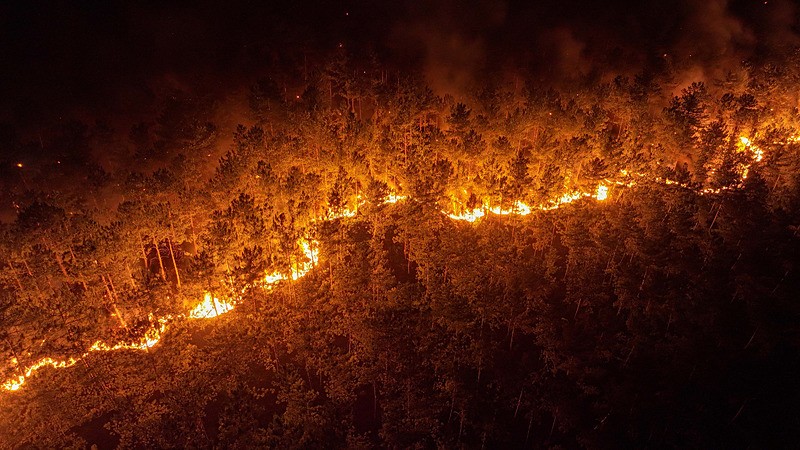 Bursa'nın Orhaneli ve Harmancık ilçeleri arasındaki orman yangını müdahalelerle kontrol altına alınmaya çalışılıyor