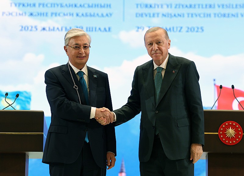 Başkan Recep Tayyip Erdoğan, Cumhurbaşkanlığı Külliyesi'nde düzenlenen 'Devlet Nişanı Tevcih Töreni'nde Kazakistan Cumhurbaşkanı Kasım Cömert Tokayev'e Devlet Nişanı tevcih etti. (AA)