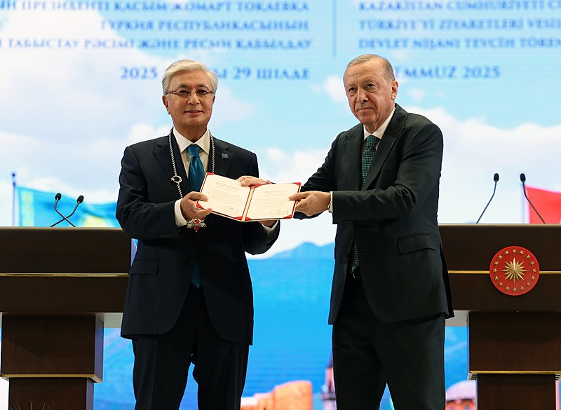 Başkan Recep Tayyip Erdoğan, Cumhurbaşkanlığı Külliyesi'nde düzenlenen 'Devlet Nişanı Tevcih Töreni'nde Kazakistan Cumhurbaşkanı Kasım Cömert Tokayev'e Devlet Nişanı tevcih etti. (AA)