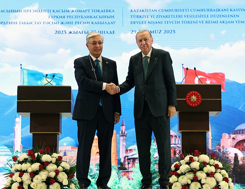 Başkan Recep Tayyip Erdoğan, Cumhurbaşkanlığı Külliyesi'nde düzenlenen 'Devlet Nişanı Tevcih Töreni'nde Kazakistan Cumhurbaşkanı Kasım Cömert Tokayev'e Devlet Nişanı tevcih etti. (AA)