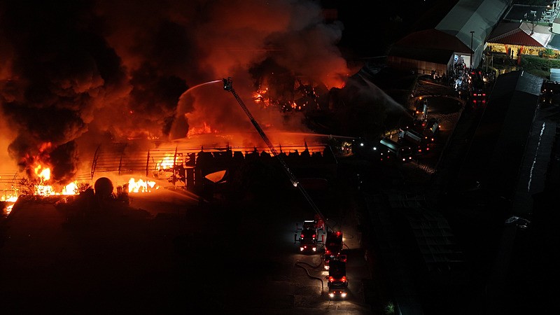 Alevlerle 2 saatlik mücadele! Çekmeköy'de sünger fabrikasında çıkan yangın söndürüldü-2